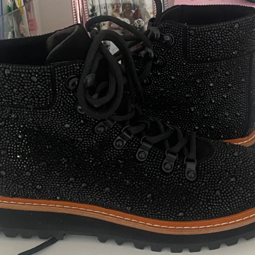Lola Cruz lace up